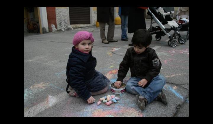 Bambini che giocano in Piazza